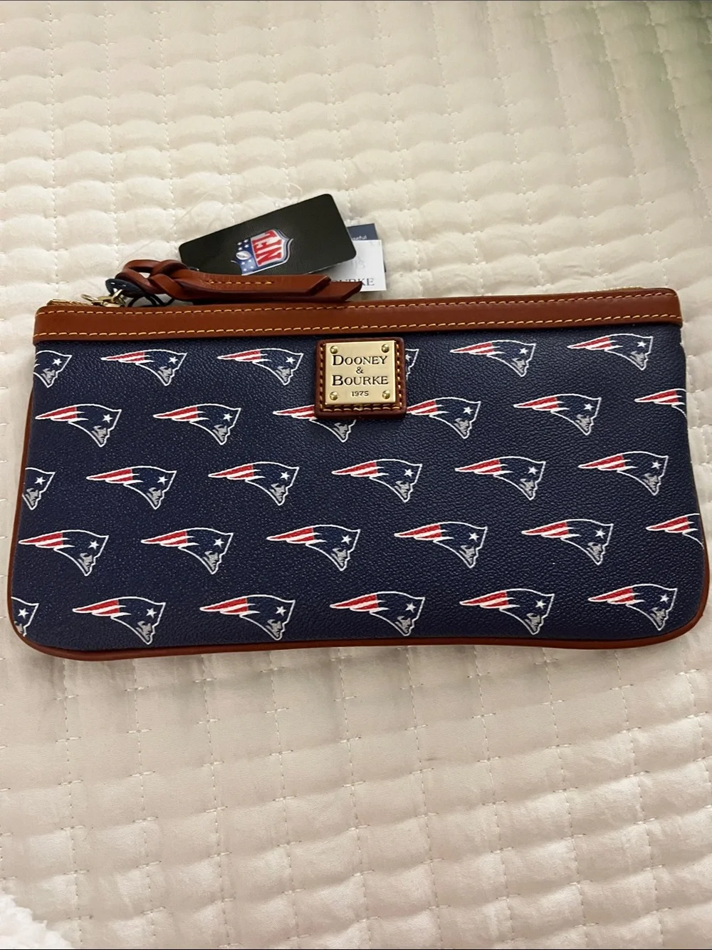 🏈 NWT Dooney & Bourke Navy, Red & White Patriots Zip Wristlet with Brown Trim 🏈